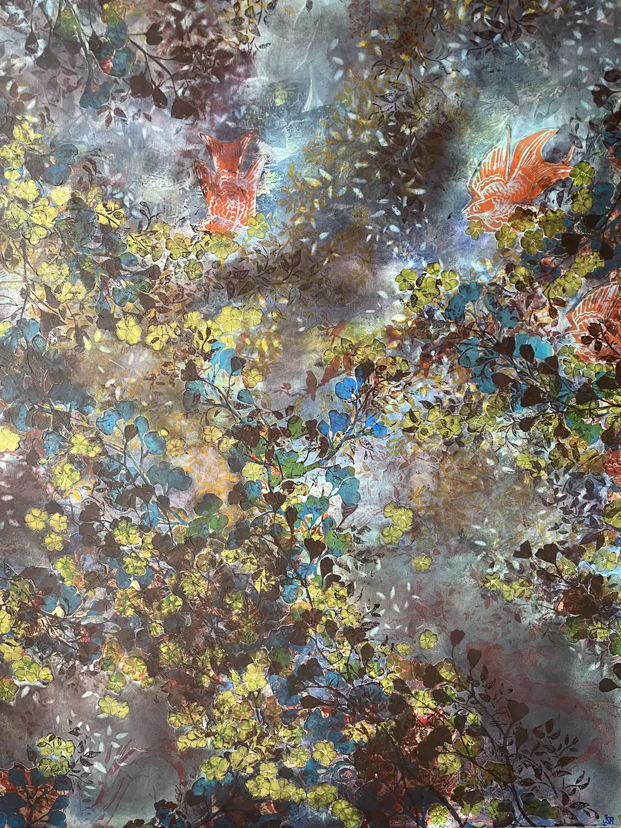 Peinture de Julie Ruffe : feuillages et fleurs en couches de pochoirs, oiseaux orangés